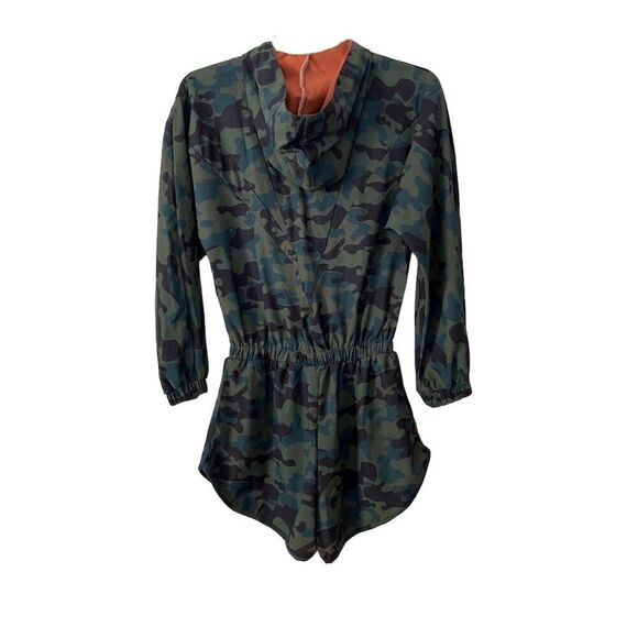 9 to 5 Fit Short Memory Camo Olive Hooded Romper Long Sleeve Size S Activewear​ - Picture 2 of 14